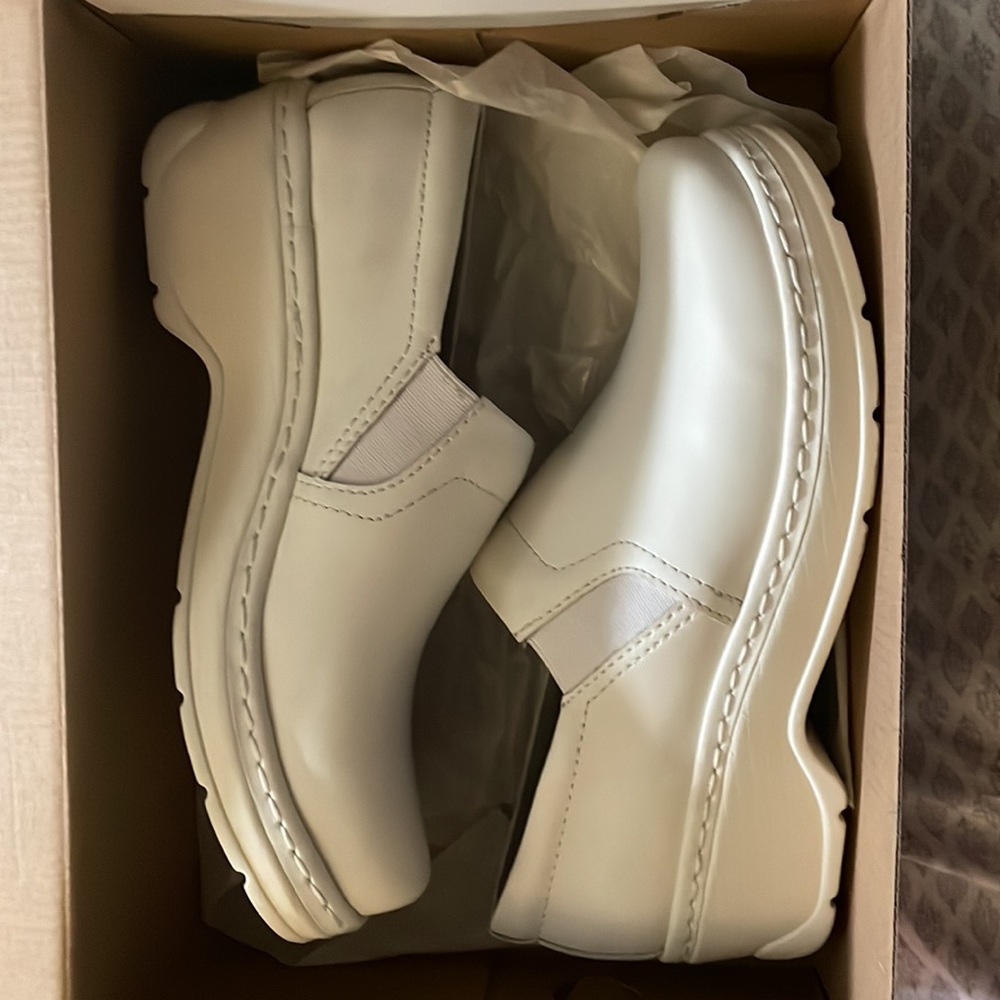 Comfortable nurse shoes